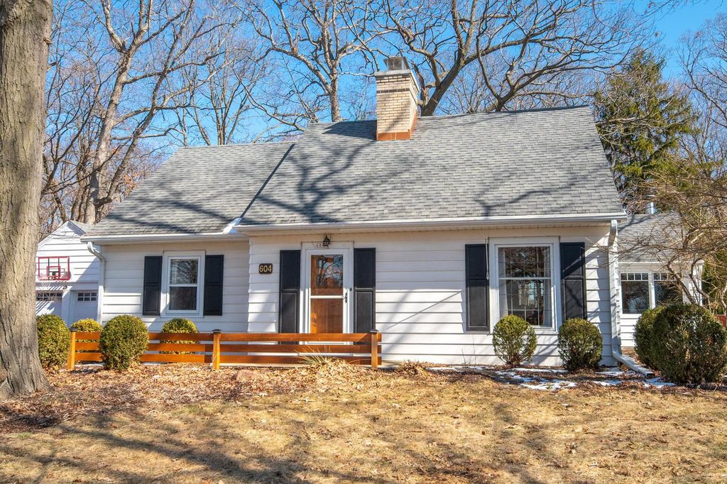 Photo of 604 N 119th STREET, Wauwatosa, WI 53226 (MLS # 1952277)