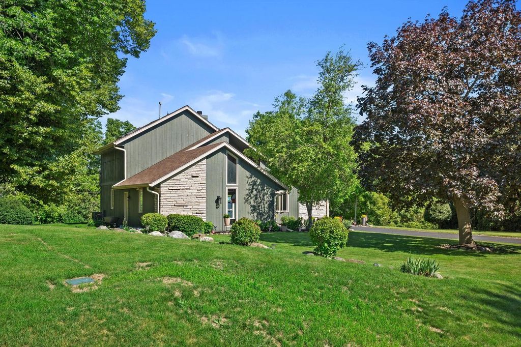 Photo of 5220 S Skyline DRIVE, New Berlin, WI 53151 (MLS # 1968842)