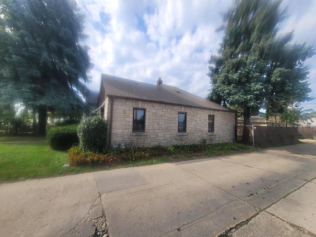 Photo of 4719 S 6th STREET, Milwaukee, WI 53221 (MLS # 1979390)