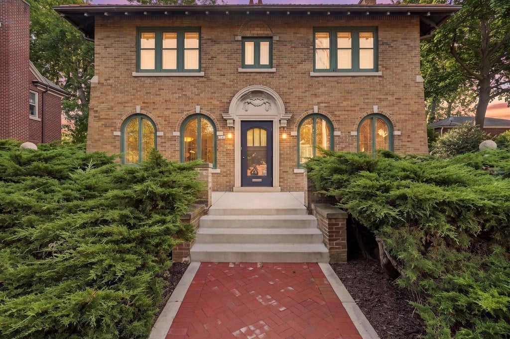 Photo of 2522 N Summit AVENUE, Milwaukee, WI 53211 (MLS # 1982735)