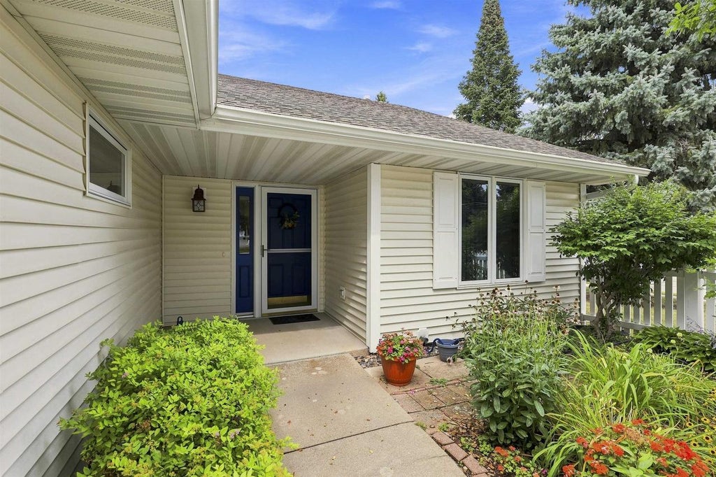 Photo of 1917 Knapp STREET, Oshkosh, WI 54902 (MLS # 50332175)