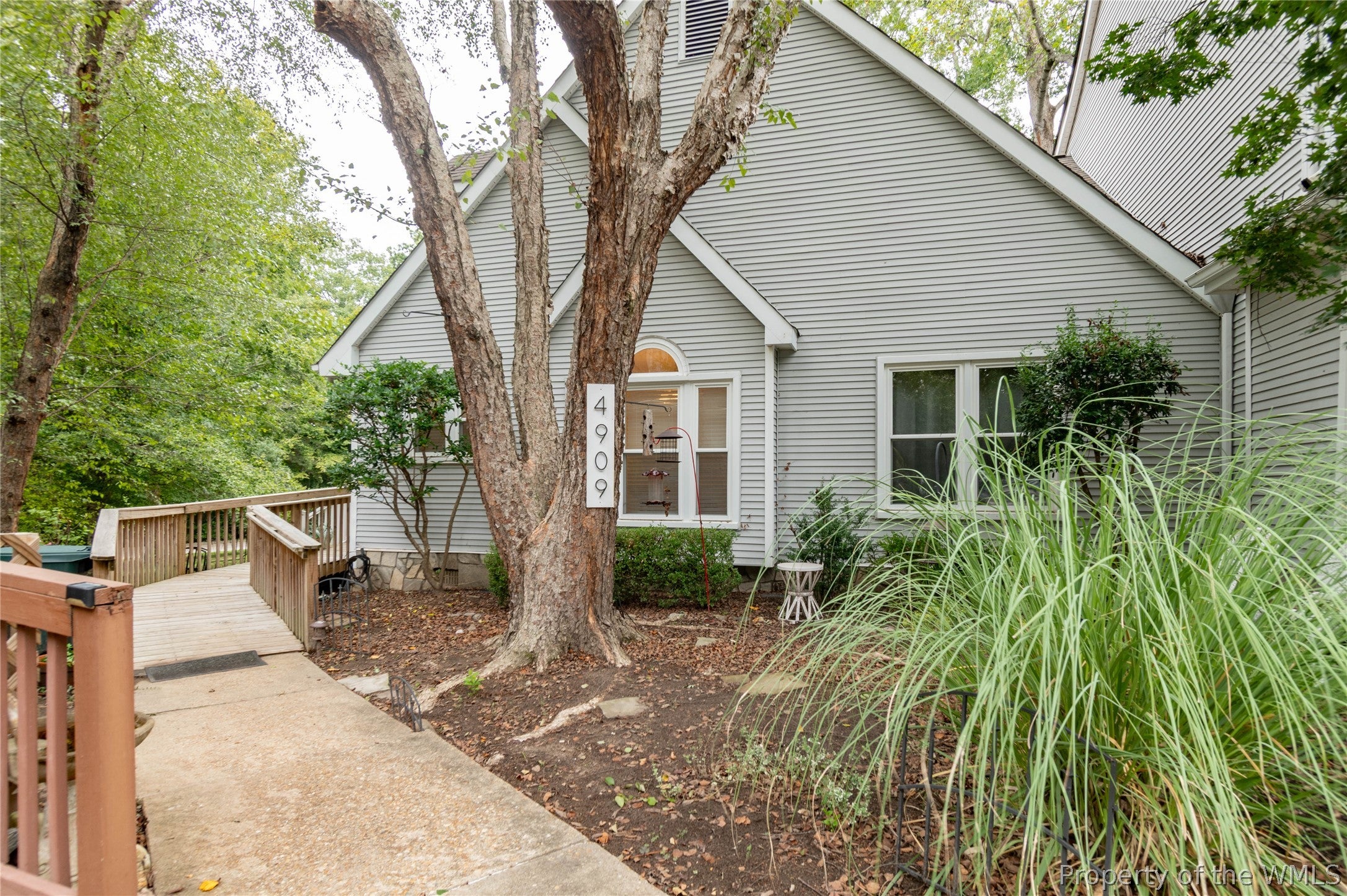 4909 Abbotsford Mews