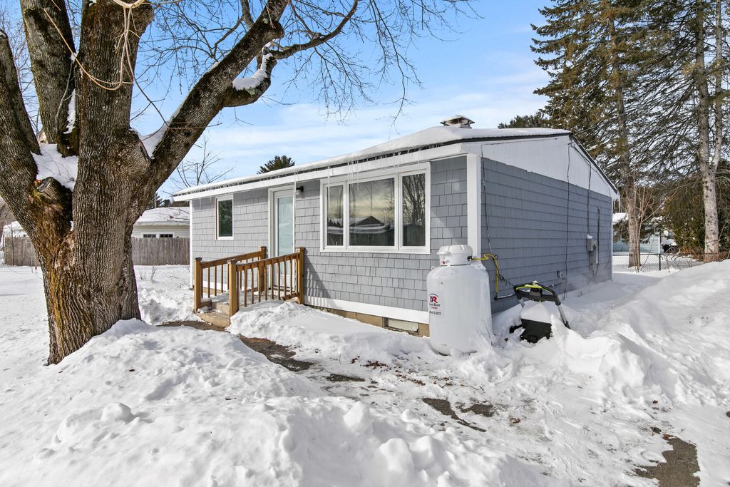 Photo of 15 Sterling Road, Auburn, ME 04210 (MLS # 1650884)