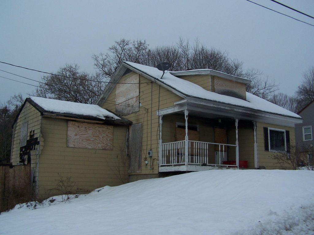 Photo of 27 Baxter Avenue, Auburn, ME 04210 (MLS # 1648998)