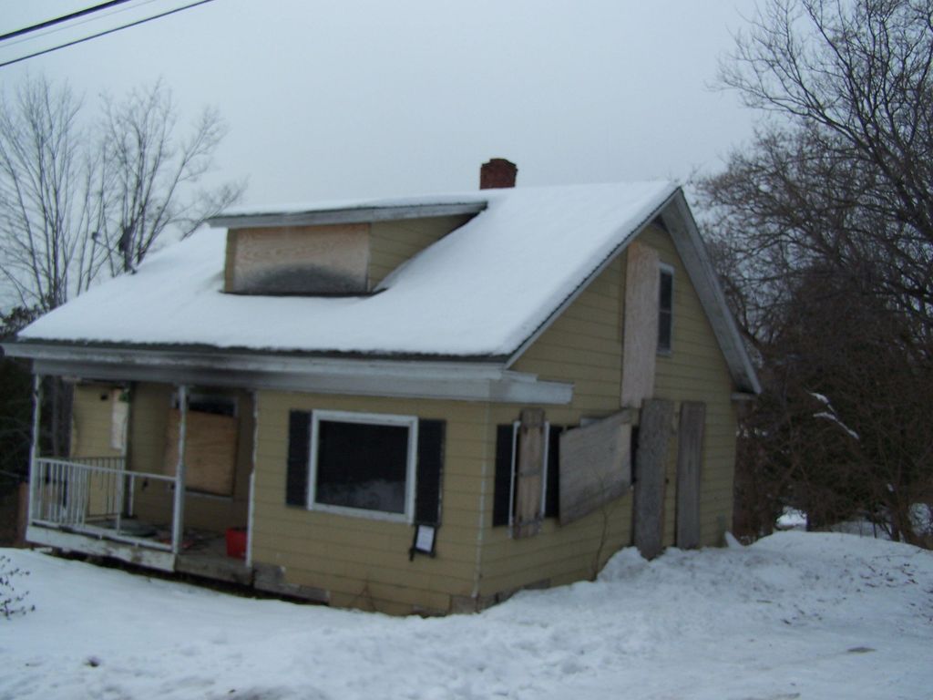 Photo of 27 Baxter Avenue, Auburn, ME 04210 (MLS # 1648998)