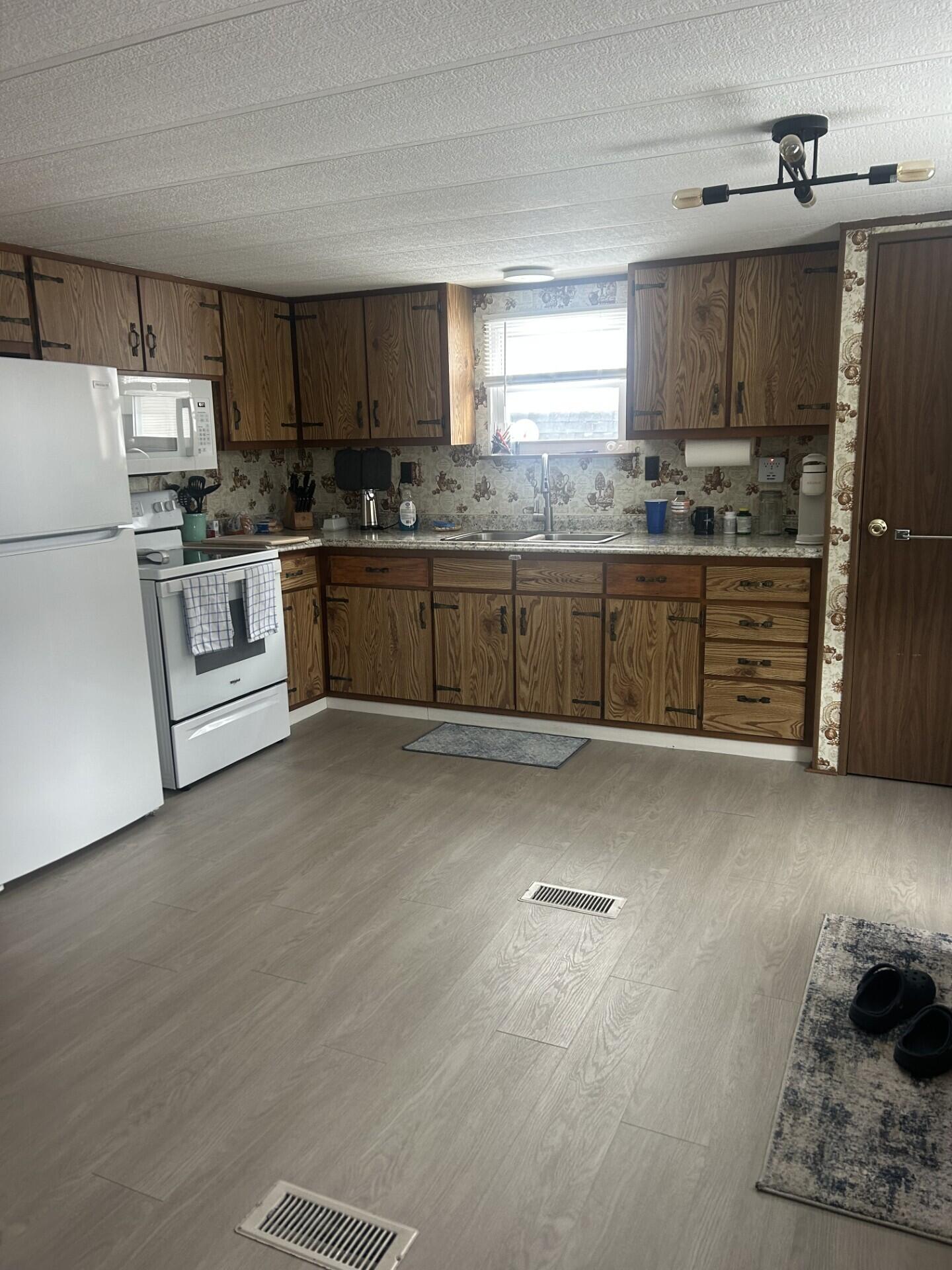 384 Main Street 16