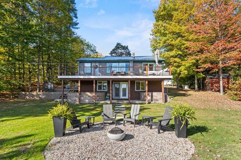 Photo of 14 Cottage Road, Limerick, ME 04048 (MLS # 1640250)