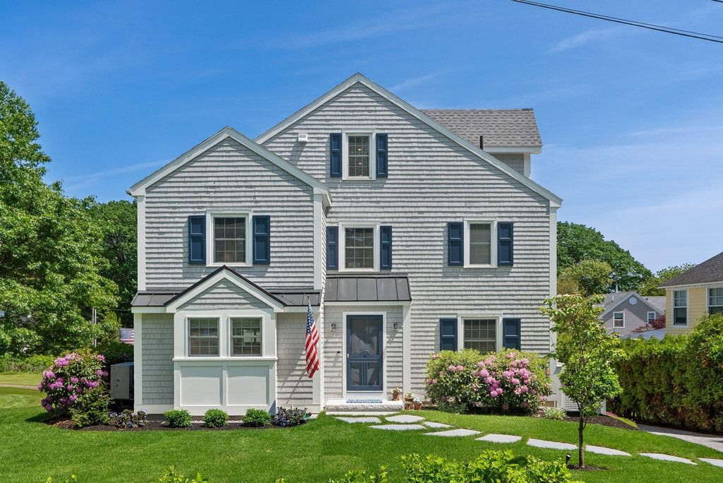 Photo of 9 Oak Street, Kennebunk, ME 04043 (MLS # 1663005)