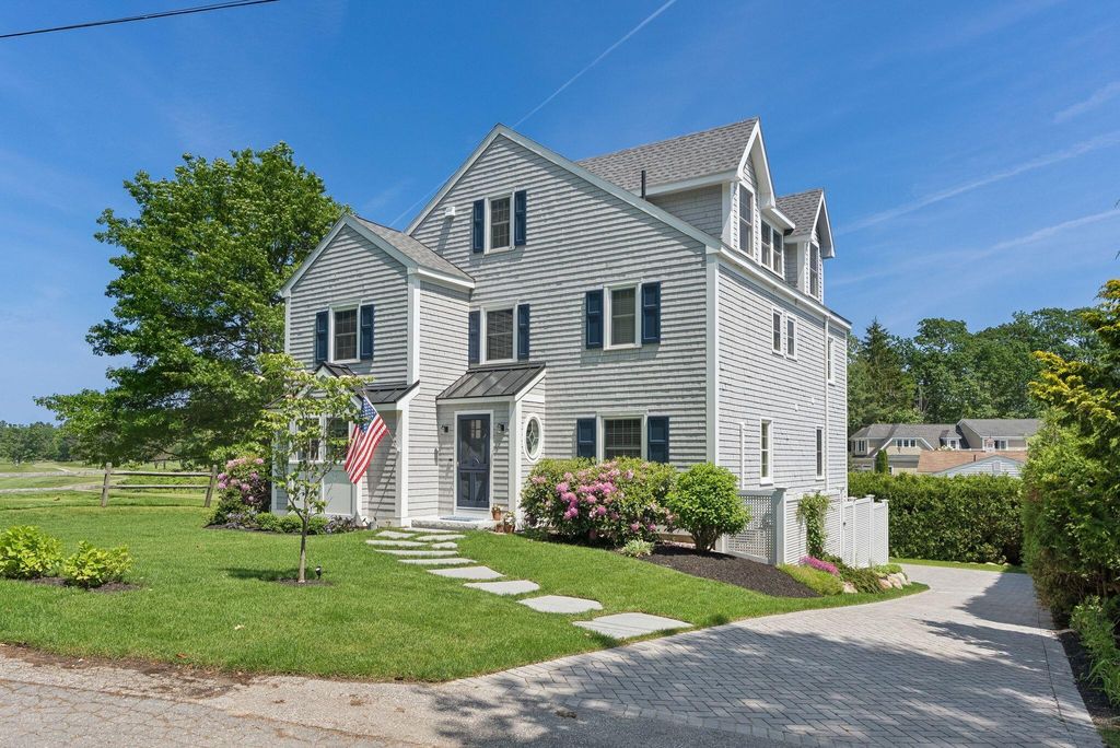 Photo of 9 Oak Street, Kennebunk, ME 04043 (MLS # 1663005)