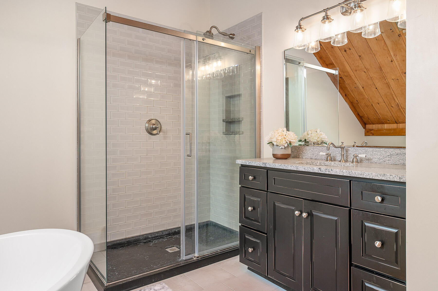 York, Maine 03909, United States, 3 Bedrooms Bedrooms, ,3 BathroomsBathrooms,Residential,Active,97053