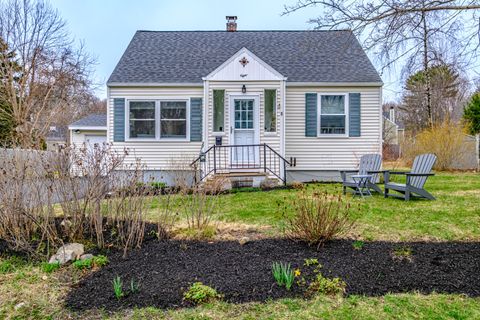 Photo of 8 Meadow Way, Cape Elizabeth, ME 04107 (MLS # 1658182)
