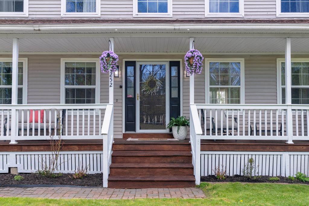 Photo of 252 Ossipee Trail E, Gorham, ME 04038 (MLS # 1661885)