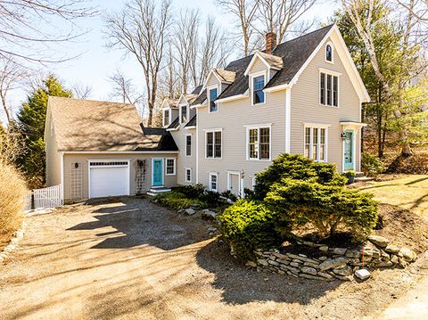 Photo of 8 Chestnut Hill Hl, Camden, ME 04843 (MLS # 1657841)