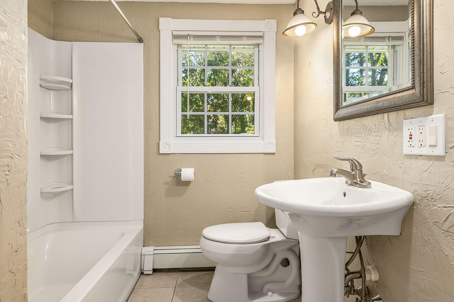 Kittery, Maine 03905, United States, 3 Bedrooms Bedrooms, ,3 BathroomsBathrooms,Residential,Active,203792