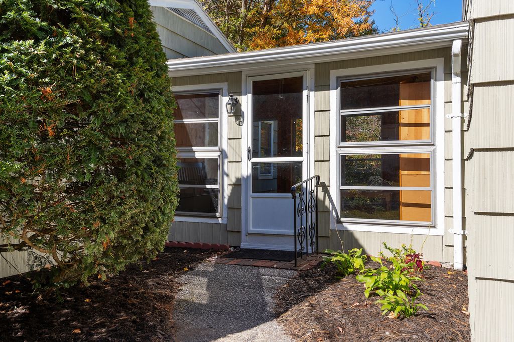 Photo of 15 Moore Avenue, Auburn, ME 04210 (MLS # 1657513)