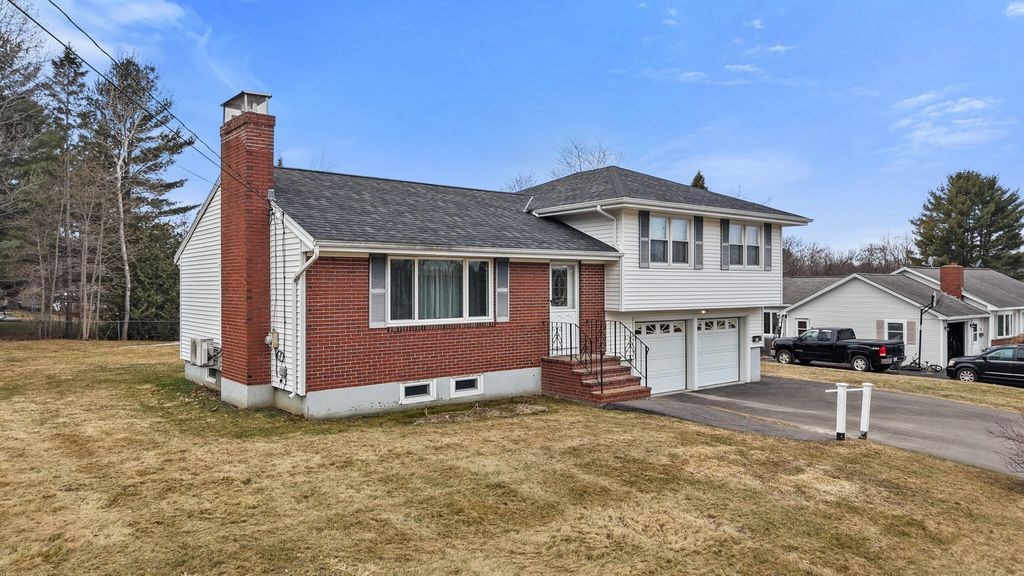 Photo of 31 Sunset Strip, Brewer, ME 04412 (MLS # 1655702)