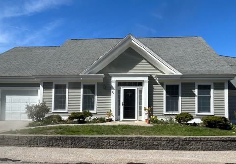 Photo of 42 Farragut Way #42, Kennebunk, ME 04043 (MLS # 1660935)