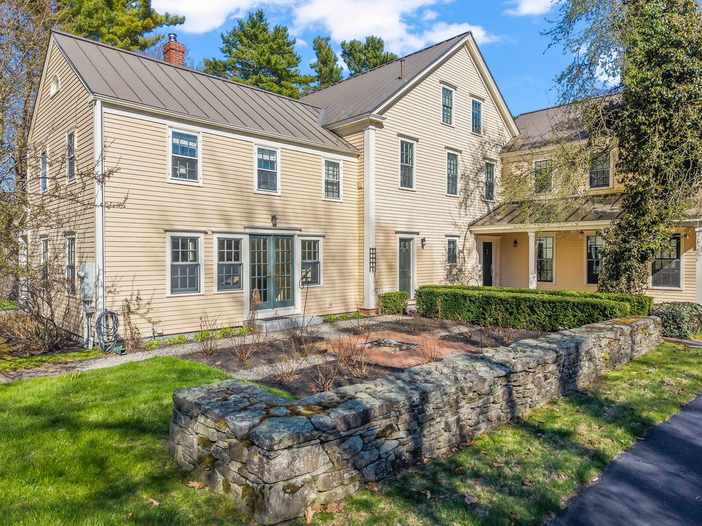Photo of 127 Foreside Road, Falmouth, ME 04105 (MLS # 1660121)