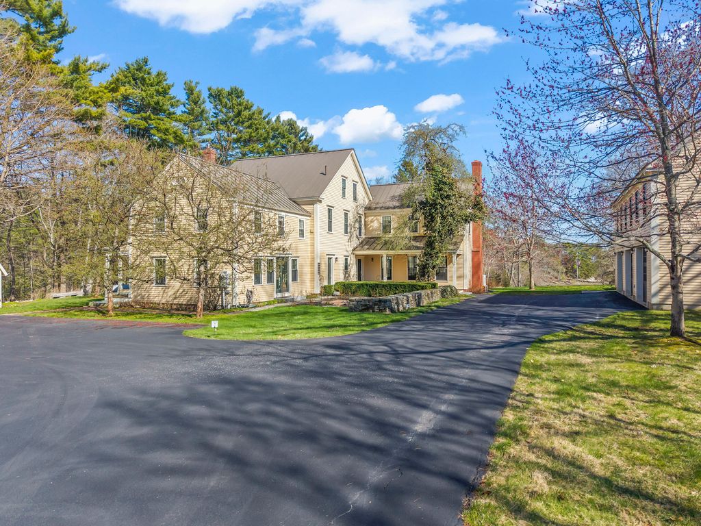Photo of 127 Foreside Road, Falmouth, ME 04105 (MLS # 1660121)