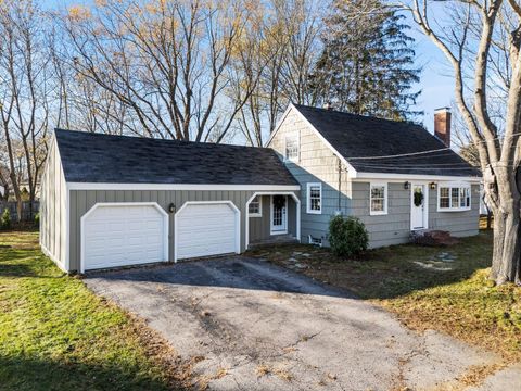 Photo of 4 Jewett Road, Cape Elizabeth, ME 04107 (MLS # 1644050)