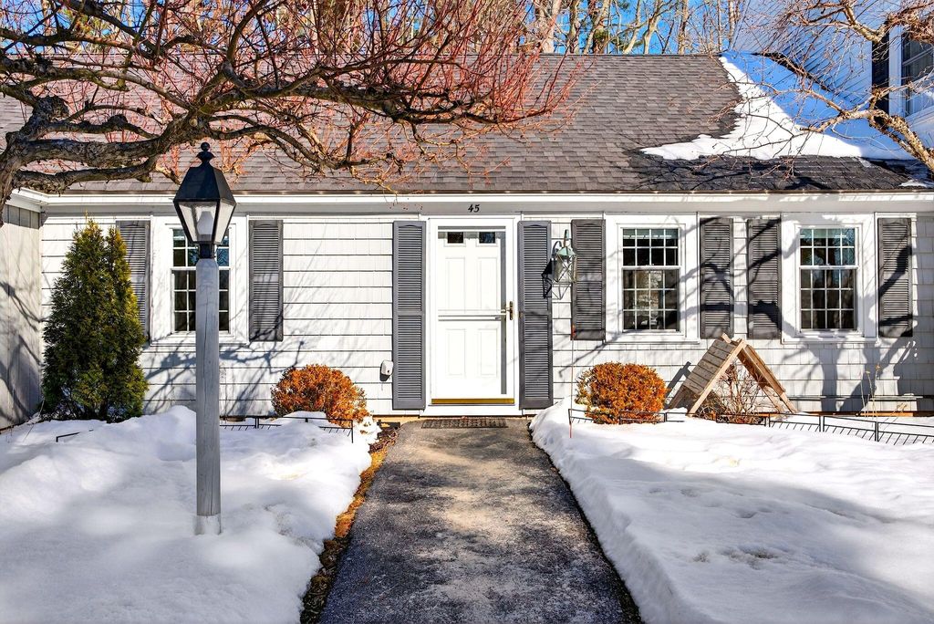 Photo of 45 Colonial Village #45, Falmouth, ME 04105 (MLS # 1652322)