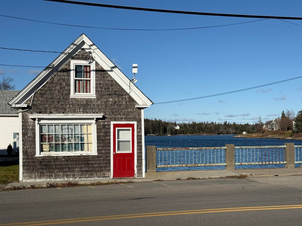 Photo of 10 W Main Street, Vinalhaven, ME 04863 (MLS # 1649125)