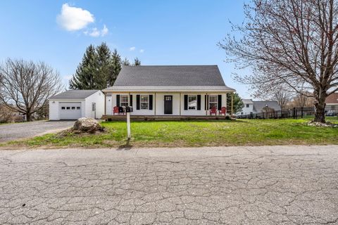 Photo of 8 Meadow Way, Rockland, ME 04841 (MLS # 1659101)