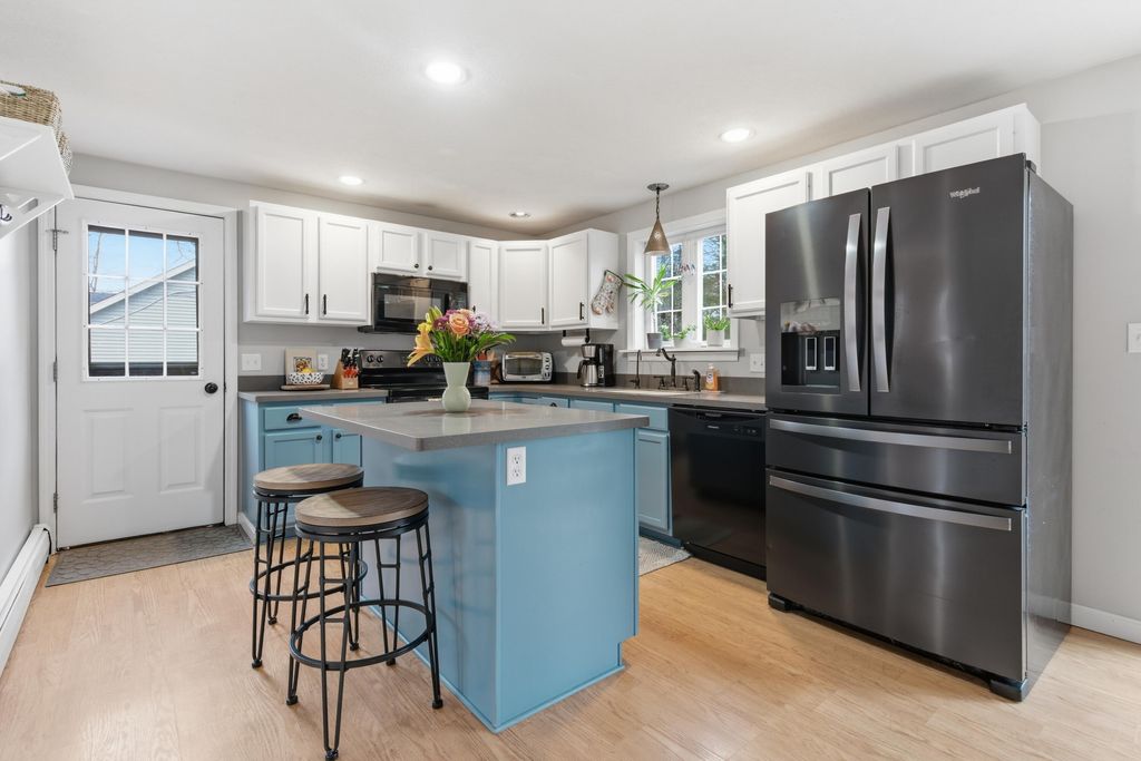 Photo of 7 Poplar Street, Old Orchard Beach, ME 04064 (MLS # 1656292)