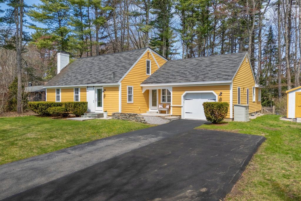 Photo of 37 Meadowbrook Road, Brunswick, ME 04011 (MLS # 1660961)