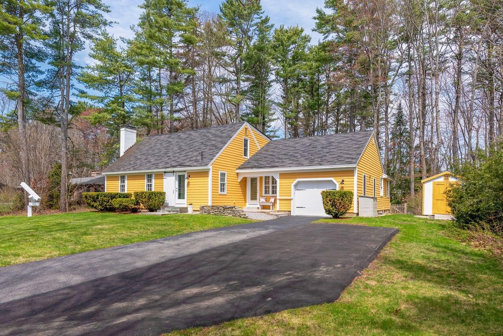 Photo of 37 Meadowbrook Road, Brunswick, ME 04011 (MLS # 1660961)