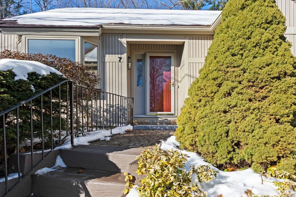 Photo of 7 Wildwood Drive #7, Cape Elizabeth, ME 04107 (MLS # 1646503)