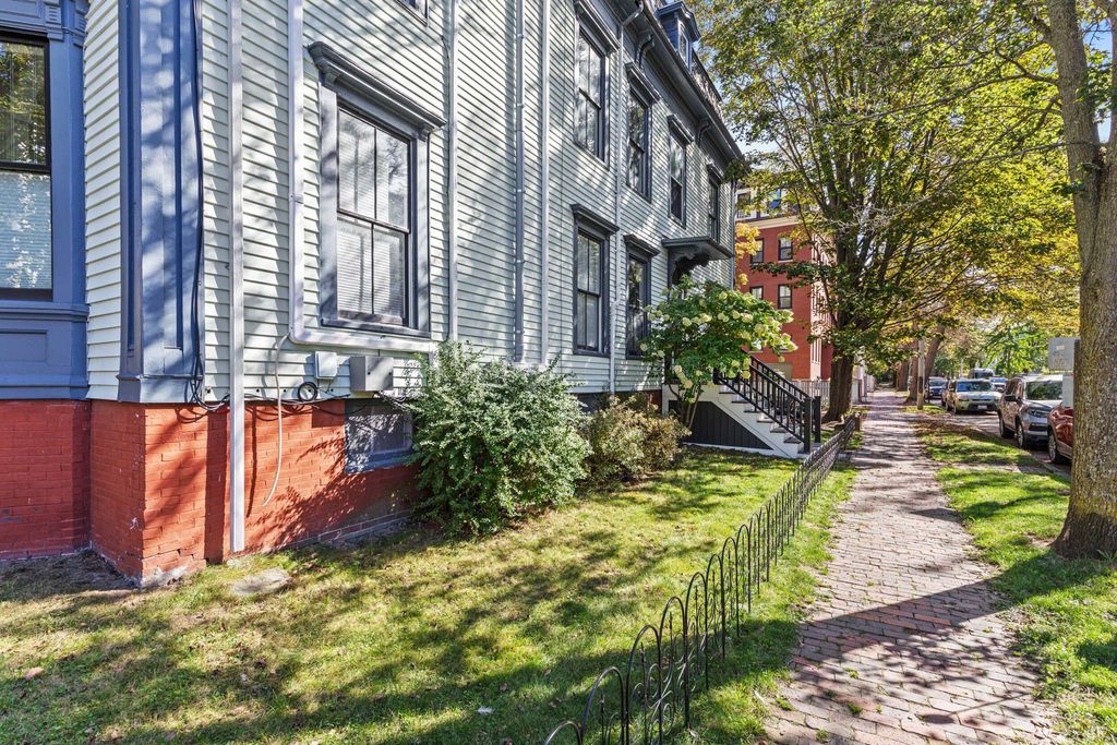 Photo of 34 West Street #3, Portland, ME 04102 (MLS # 1640133)