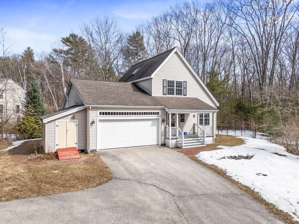 Photo of 33 Green Ridge Drive, Buxton, ME 04093 (MLS # 1655080)