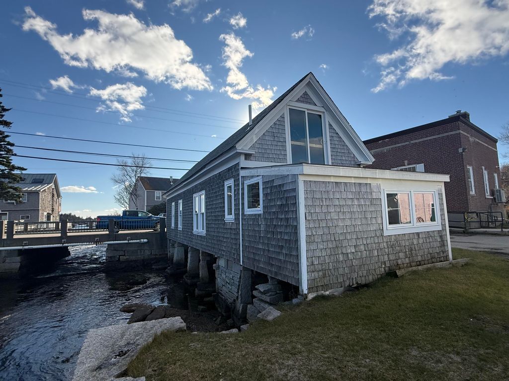 Photo of 10 W Main Street, Vinalhaven, ME 04863 (MLS # 1649128)