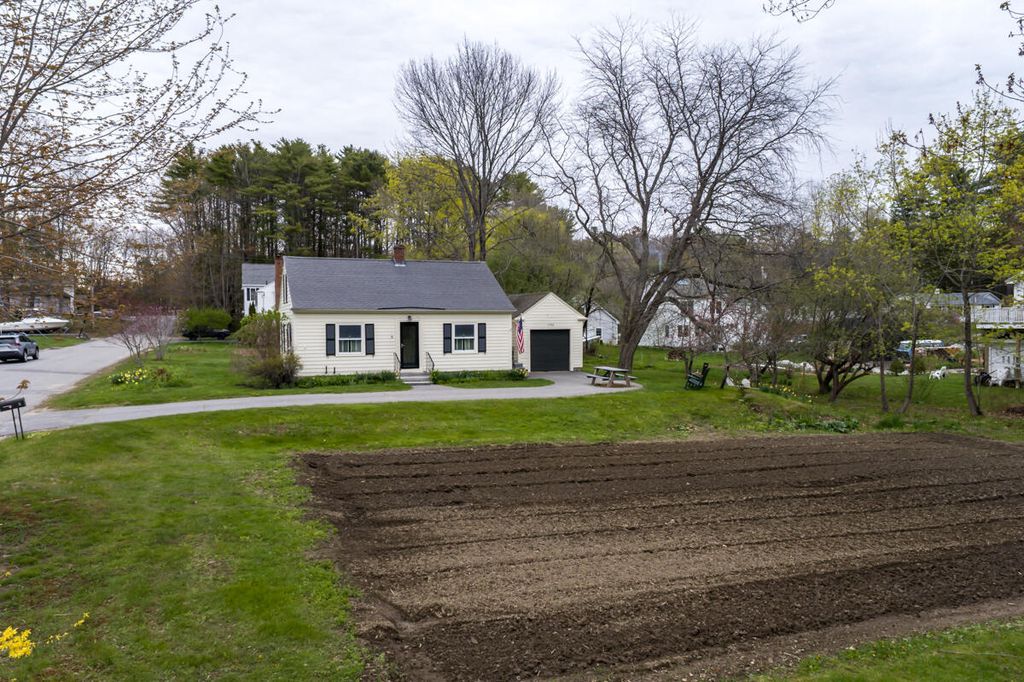 Photo of 8 Oak Avenue, Freeport, ME 04032 (MLS # 1662203)