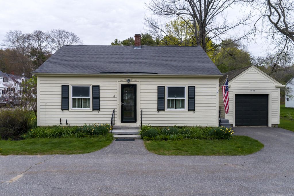 Photo of 8 Oak Avenue, Freeport, ME 04032 (MLS # 1662203)
