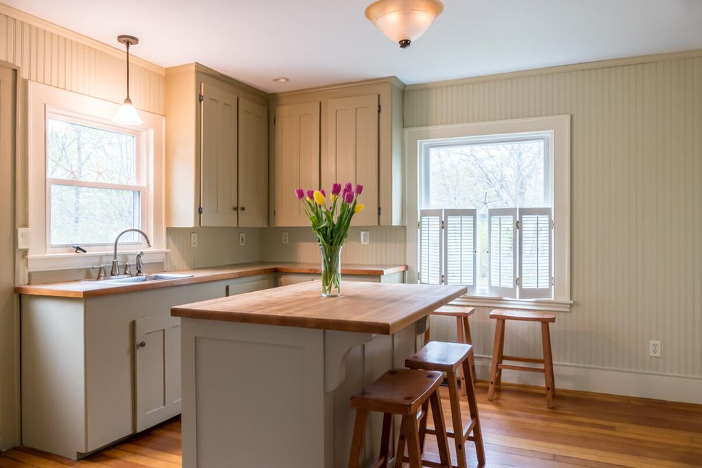 Photo of 8 Oak Avenue, Freeport, ME 04032 (MLS # 1662203)