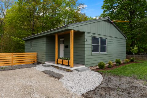 Photo of 31 Main Street, Kittery, ME 03904 (MLS # 1662235)