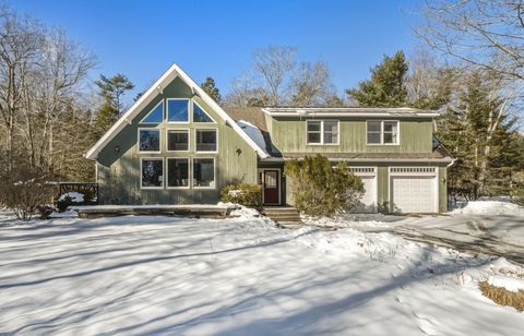 Photo of 17 Arnold Road, Freeport, ME 04032 (MLS # 1648830)