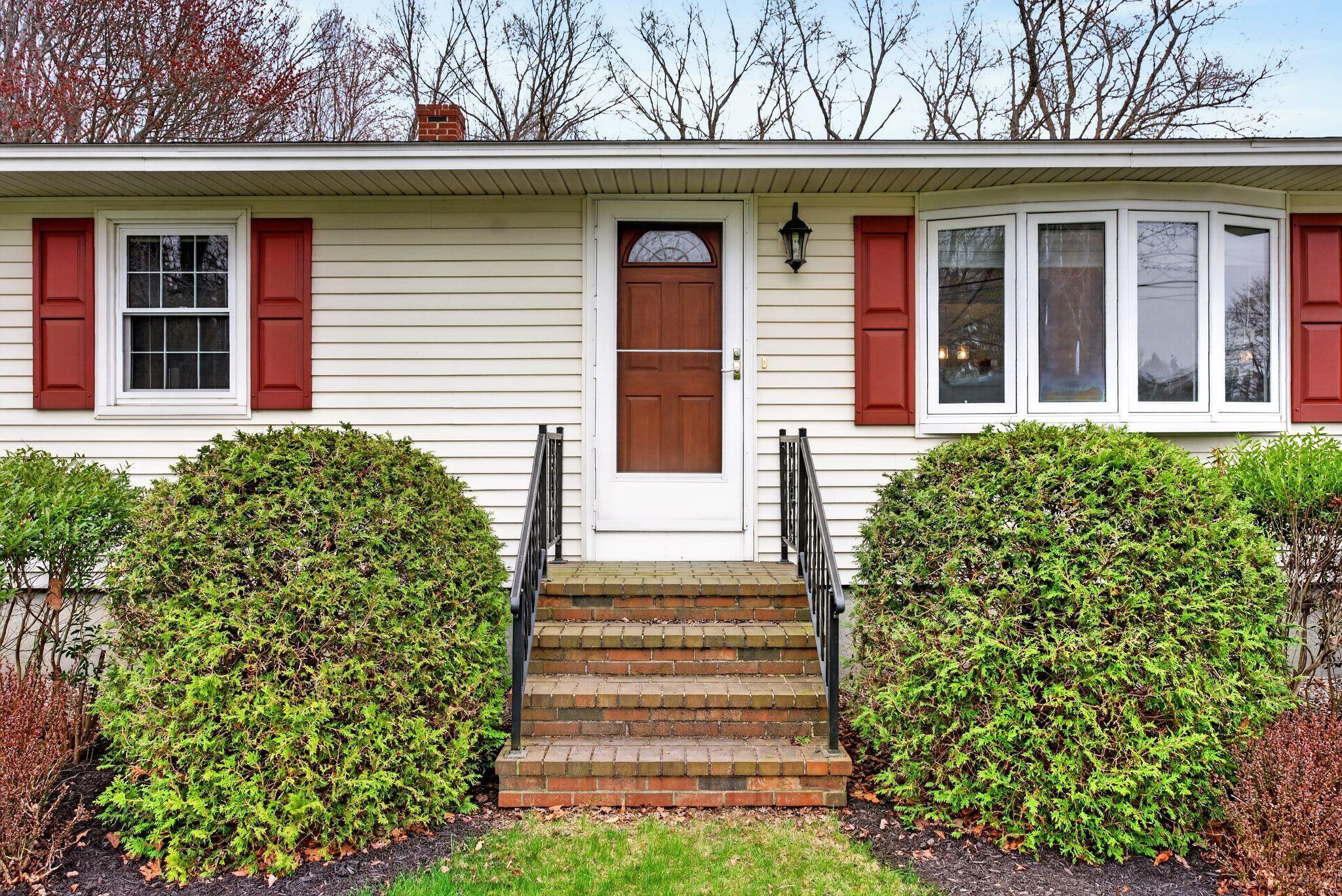 6 Colonial Drive