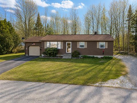 Photo of 32 Lawn Avenue, Gorham, ME 04038 (MLS # 1661130)