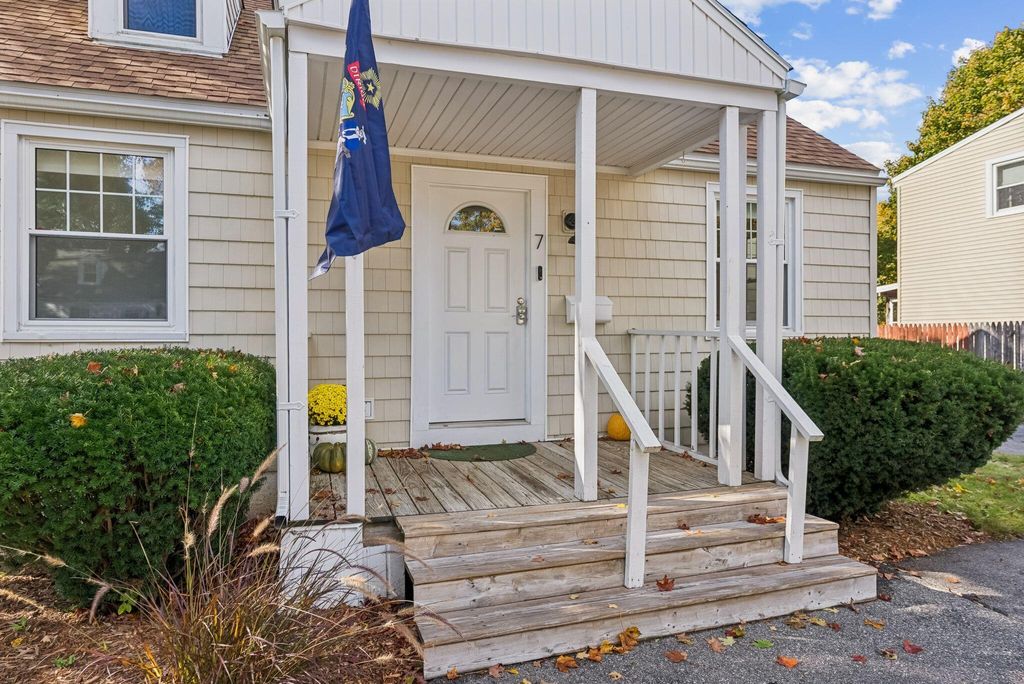 Photo of 7 Farm Hill Road, Cape Elizabeth, ME 04107 (MLS # 1642339)