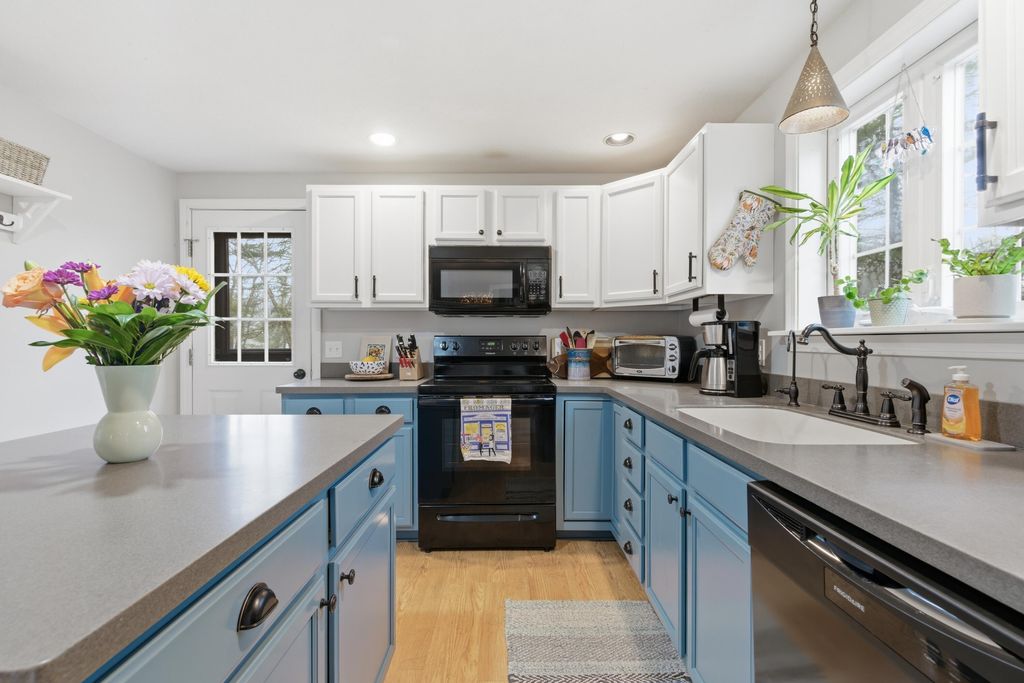 Photo of 7 Poplar Street, Old Orchard Beach, ME 04064 (MLS # 1656294)