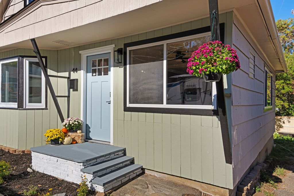 Photo of 44 Sixth Street, Auburn, ME 04210 (MLS # 1640037)
