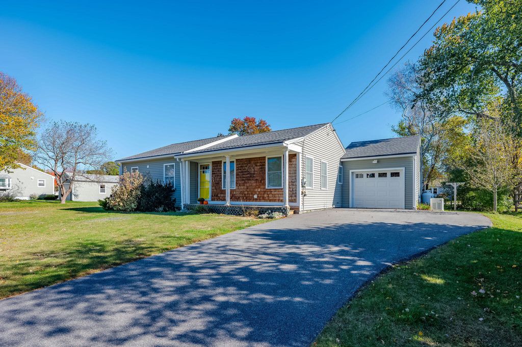 Photo of 10 Crescent View Avenue, Cape Elizabeth, ME 04107 (MLS # 1641524)