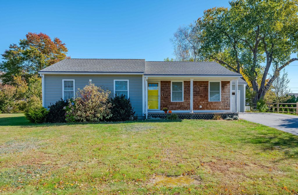 Photo of 10 Crescent View Avenue, Cape Elizabeth, ME 04107 (MLS # 1641524)
