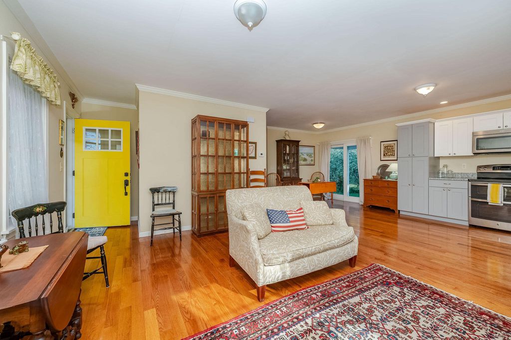Photo of 10 Crescent View Avenue, Cape Elizabeth, ME 04107 (MLS # 1641524)