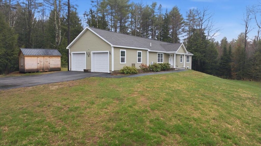 Photo of 13 Bowdoin Drive, Lewiston, ME 04240 (MLS # 1660239)