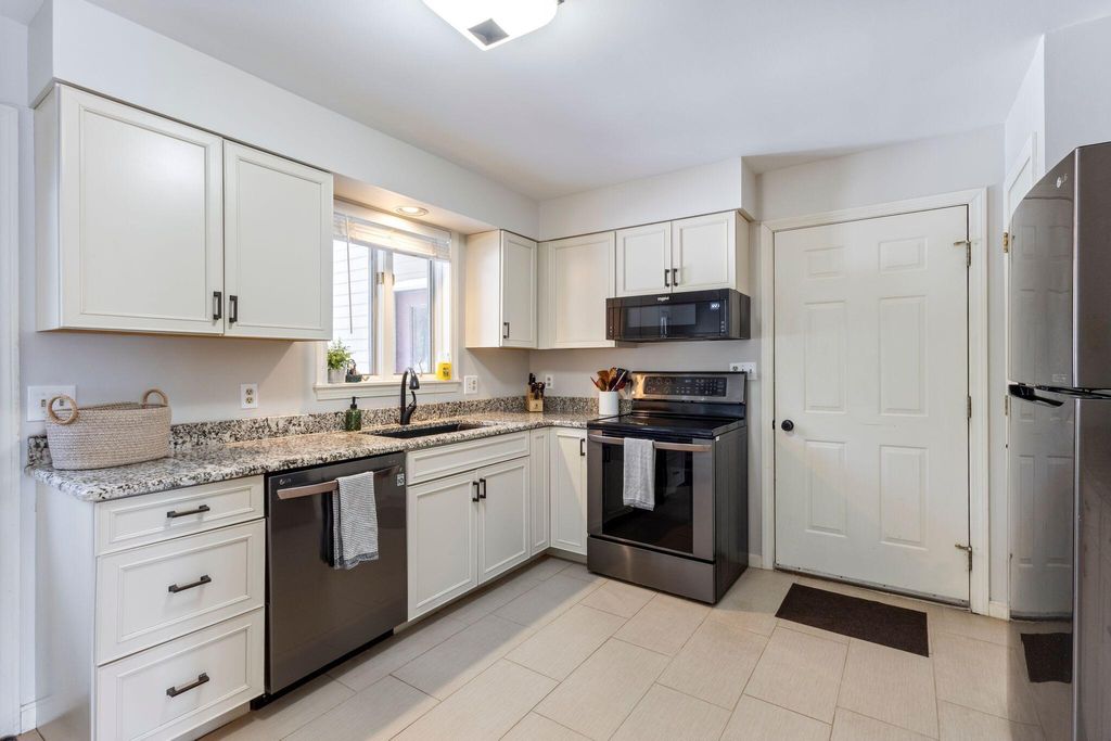 Photo of 8 Stoneledge Drive #8, Portland, ME 04102 (MLS # 1650128)
