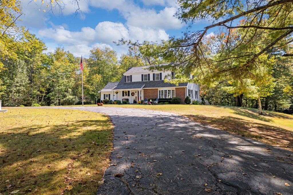 Photo of 847 Middlesex Road, Topsham, ME 04086 (MLS # 1657182)